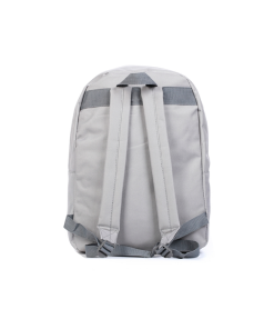 mochila gris parte posterior